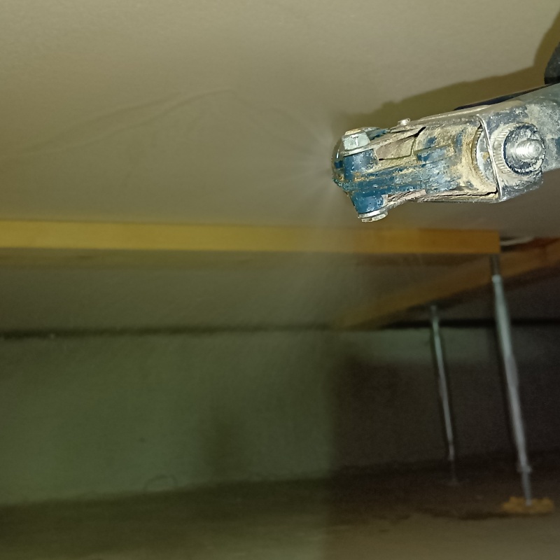 床下木材に防蟻剤を散布