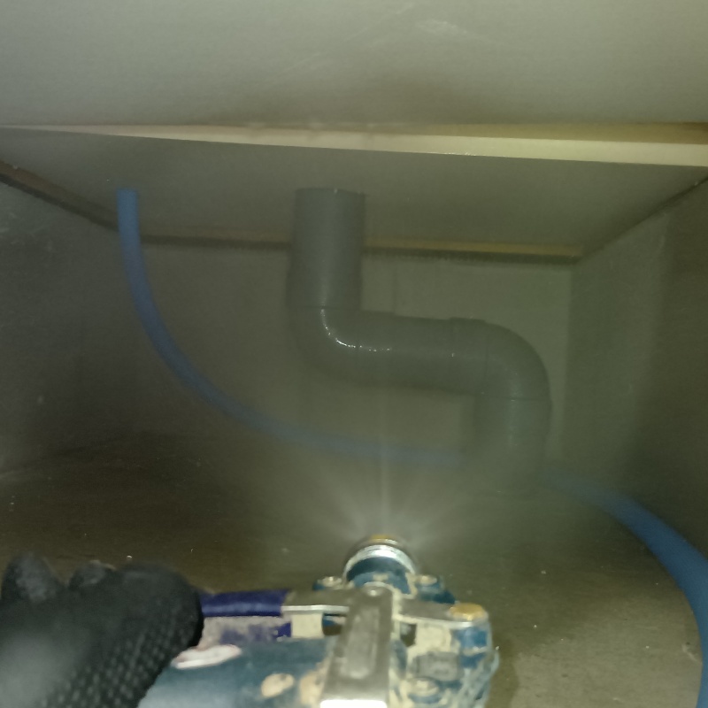 床下断熱材に防蟻剤を吹きつける様子