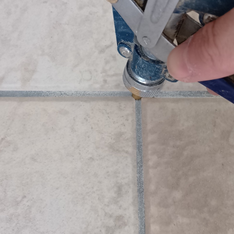 玄関床のタイルの目地から防蟻剤を注入