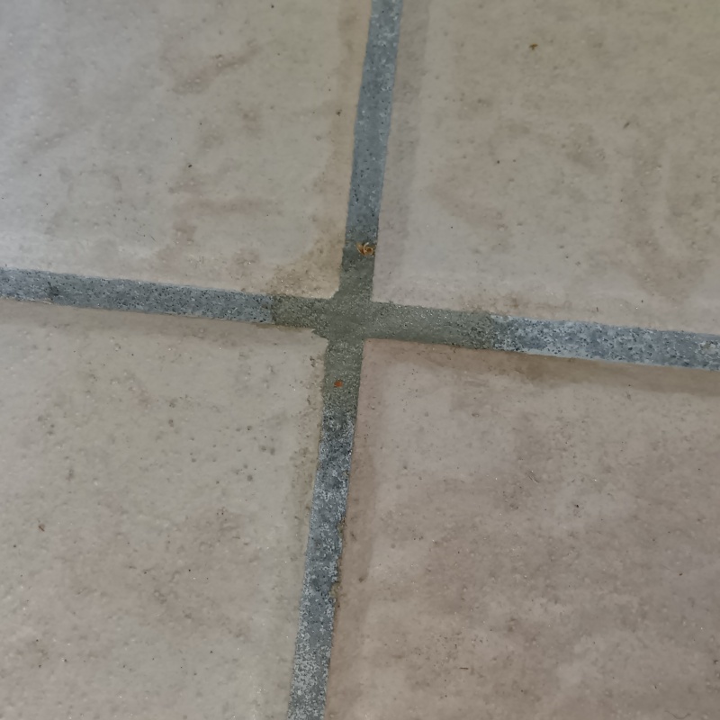 開けた穴を自然な形で補修