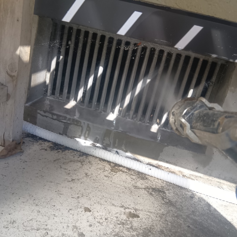 床下換気口まわりにシロアリ駆除剤を散布