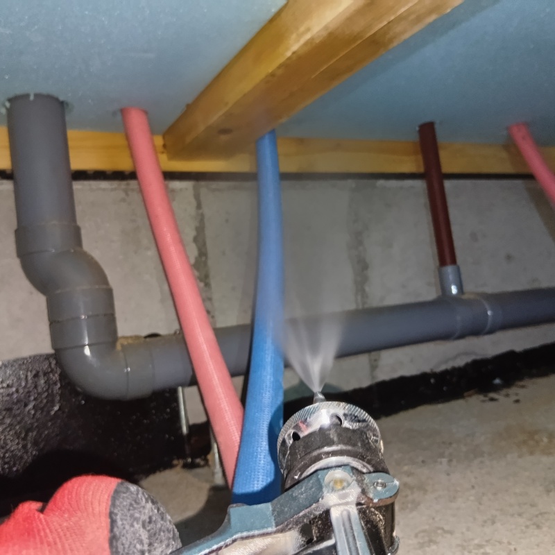 床下木材に防蟻剤を散布