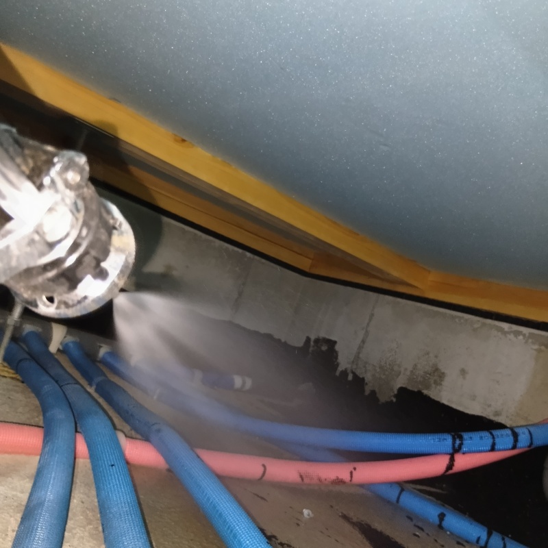 地面に防蟻剤を散布