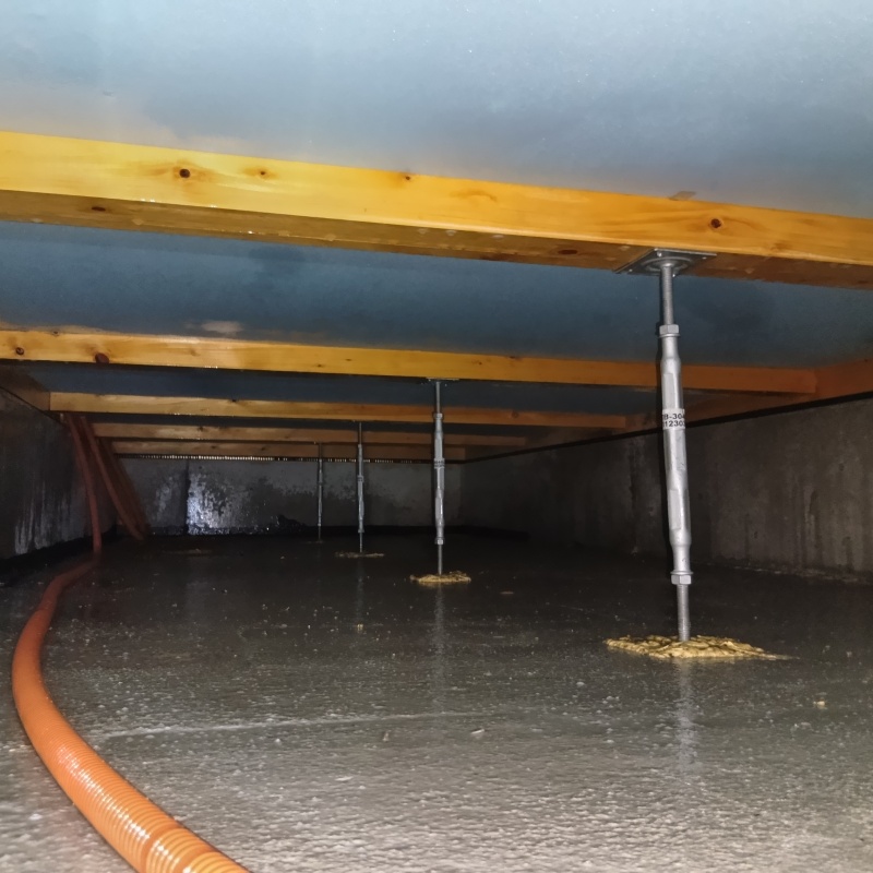 基礎・地面に防蟻剤を散布した様子