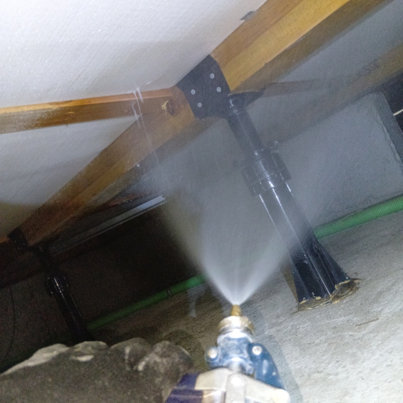 床下木材にシロアリ駆除剤を散布