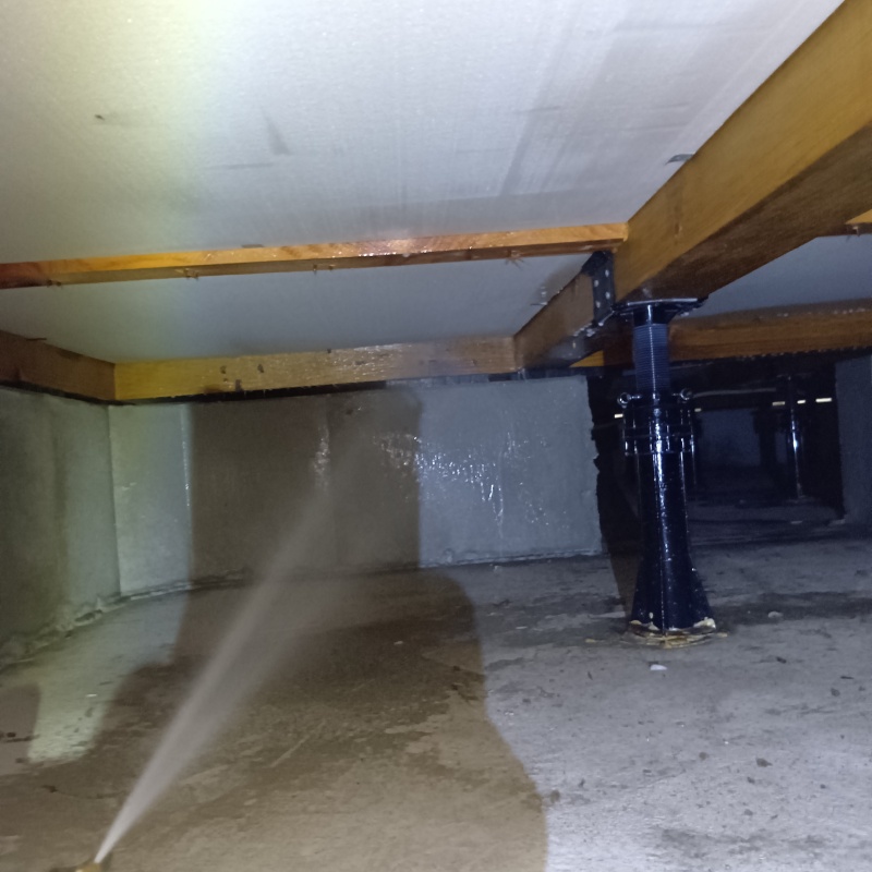 基礎にシロアリ駆除剤を吹き付ける様子