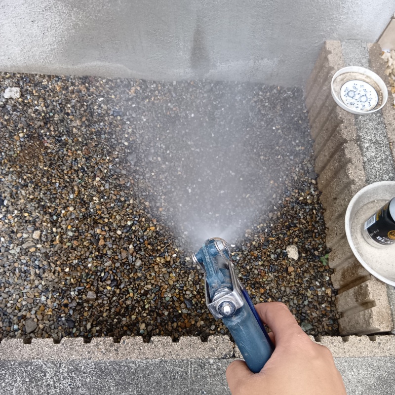 建物外周の土壌にシロアリ駆除剤を散布