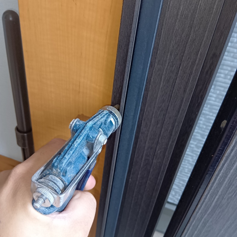 壁に穴を開けてシロアリ駆除剤を注入