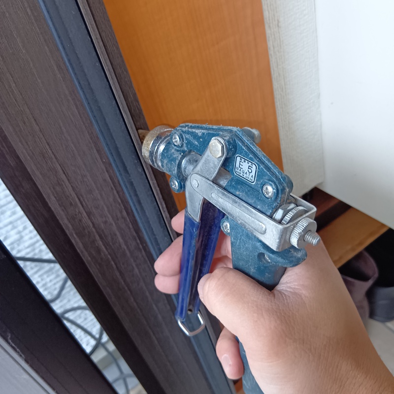 壁の内部に直接シロアリ駆除剤を注入