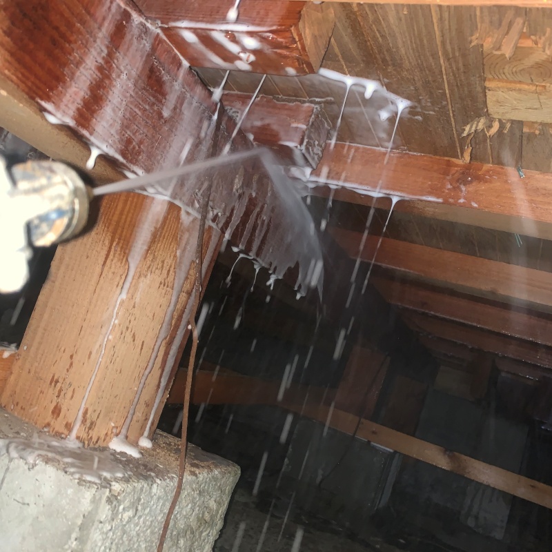 床下木材にシロアリ駆除剤を散布