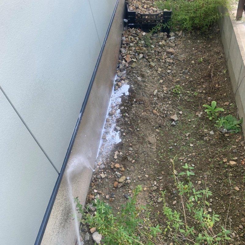 建物外周の土壌にシロアリ駆除剤を散布