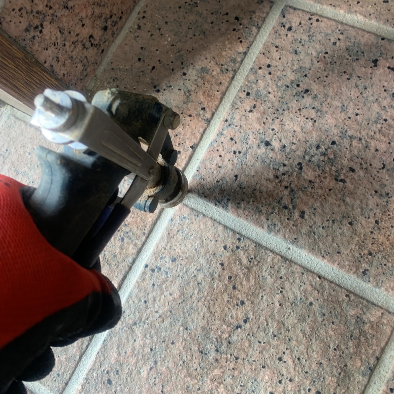 玄関床のタイルの目地からシロアリ駆除剤を注入