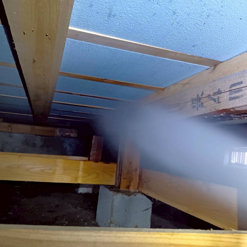 床下断熱材にシロアリ駆除剤を散布