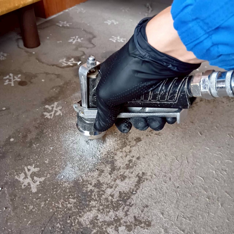 玄関先のコンクリートに穴を開けてシロアリ駆除剤を注入