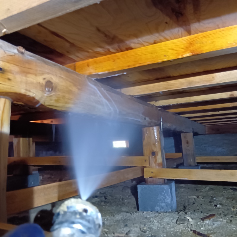 床下木材に防蟻剤を散布