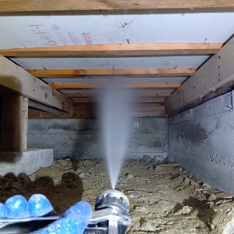 床下断熱材に防蟻剤を散布する様子