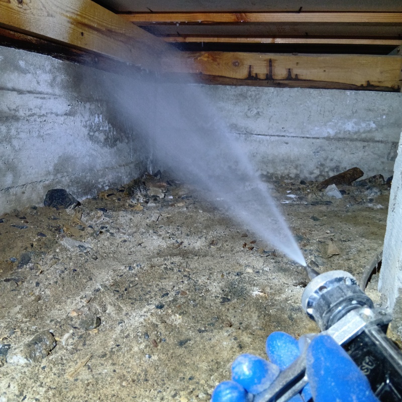 基礎に防蟻剤を吹き付ける様子