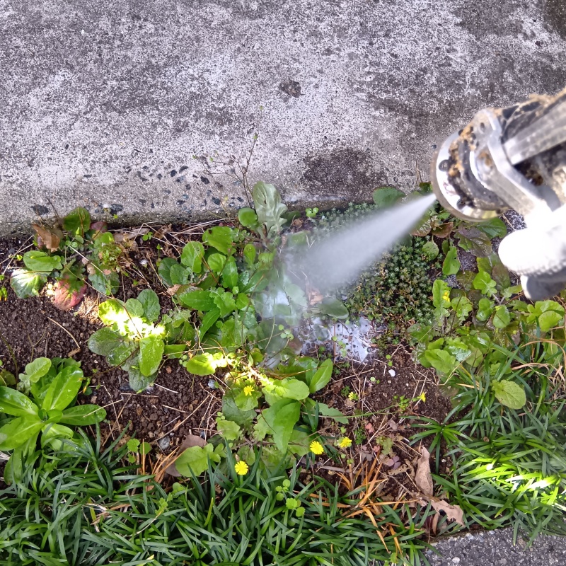 建物外周の土壌に防蟻剤を散布