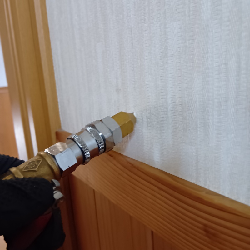 壁に穴を開けて防蟻剤を注入