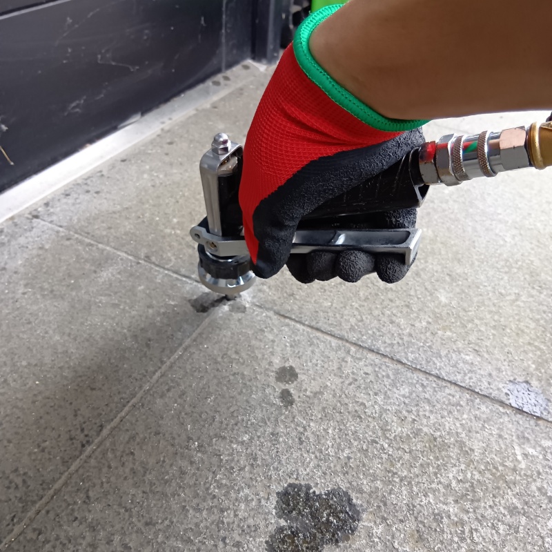 玄関床のタイルの目地から防蟻剤を注入