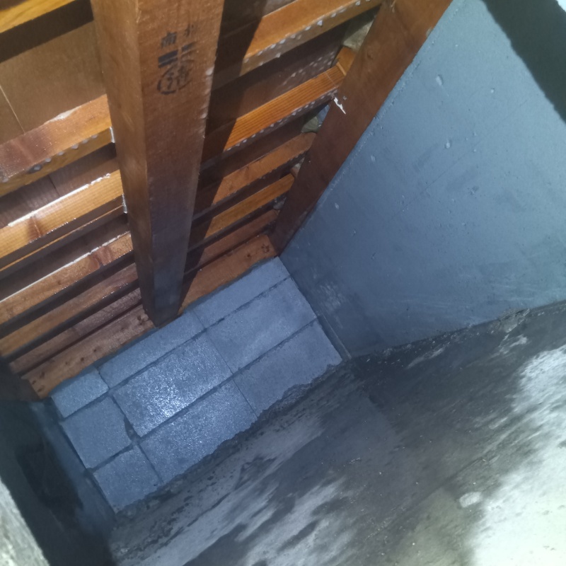 地面に防蟻剤を散布した様子