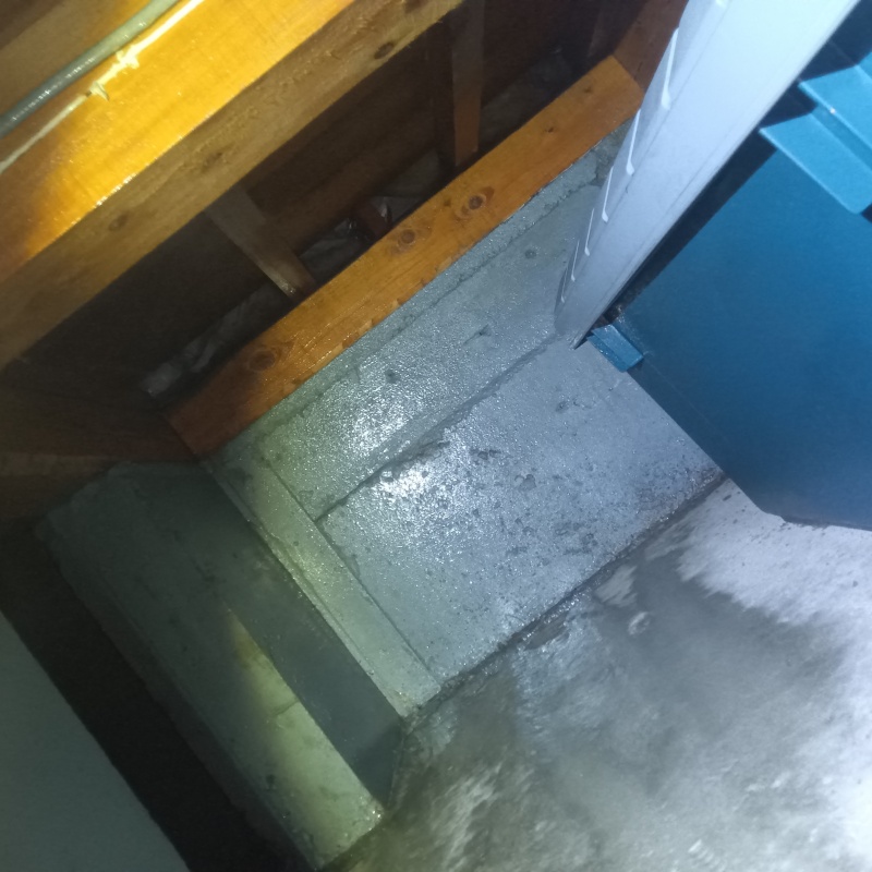 基礎に防蟻剤を吹き付けた様子