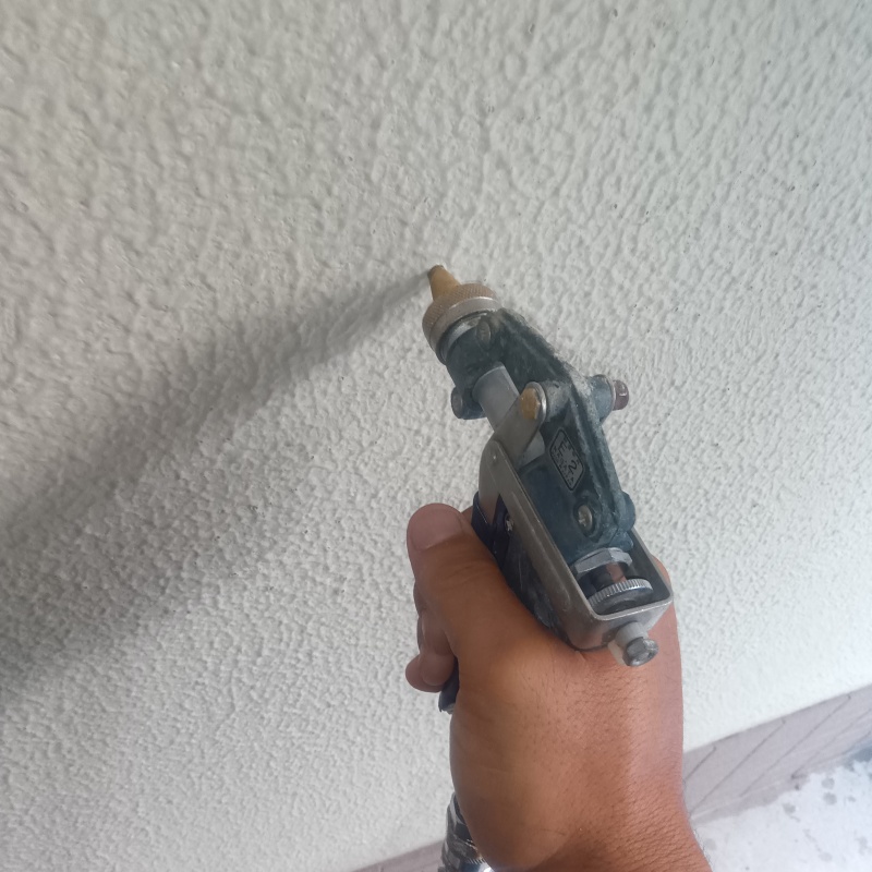 壁に穴を開けて防蟻剤を注入