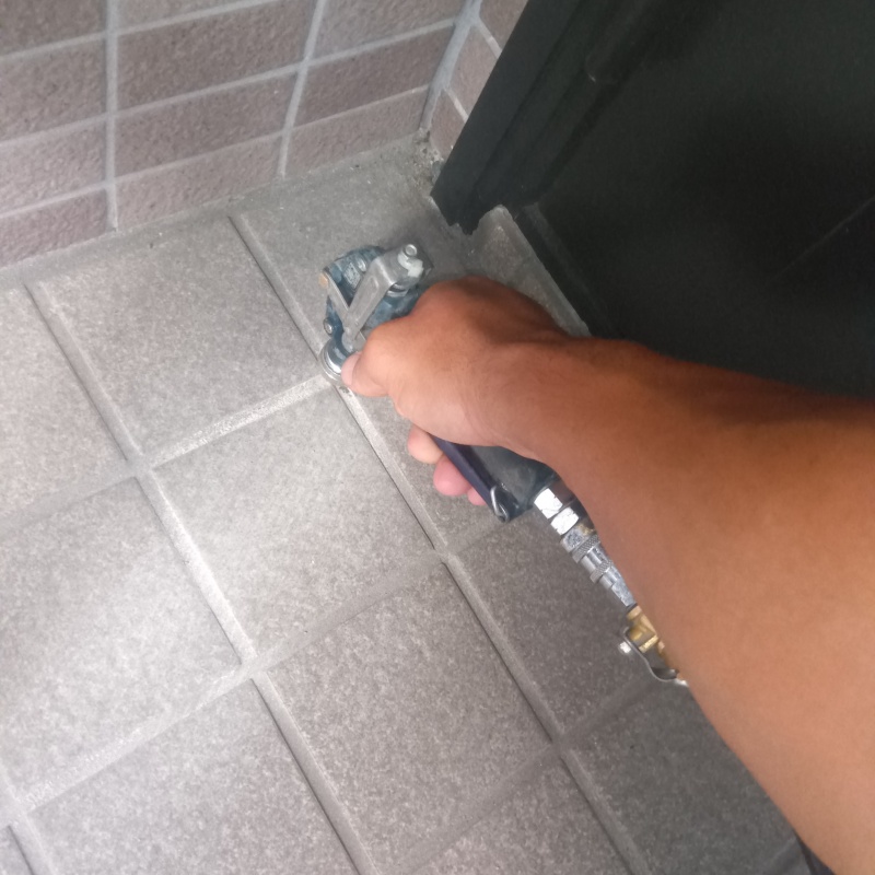玄関床のタイルの目地から防蟻剤を注入