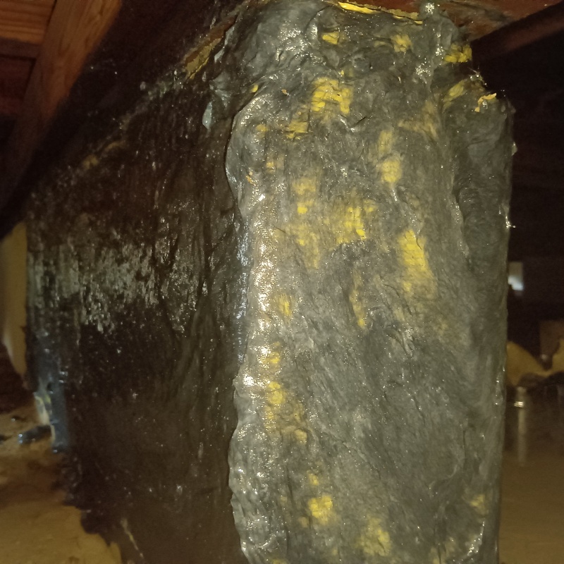 基礎にシロアリ駆除剤を散布