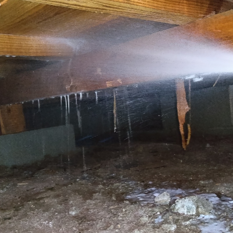 床下木材にシロアリ駆除剤を散布