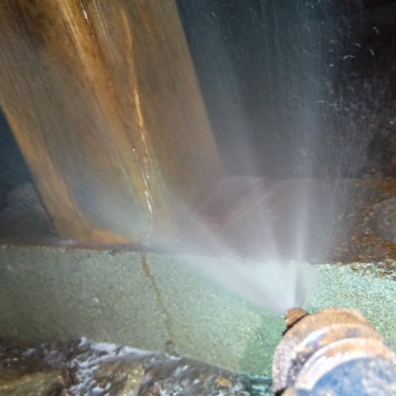 束石まわりにシロアリ駆除剤を散布