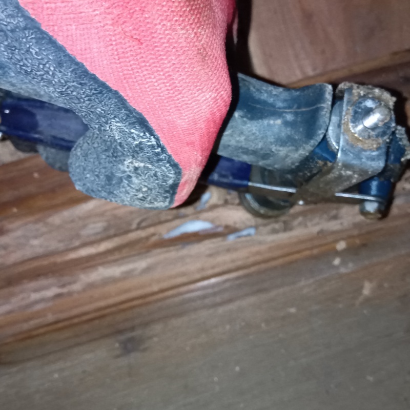 柱に穴を開けてシロアリ駆除剤を注入