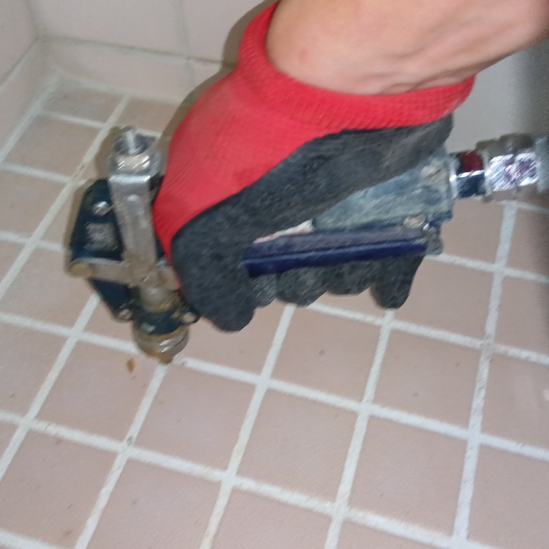 トイレ床の目地からシロアリ駆除剤を注入