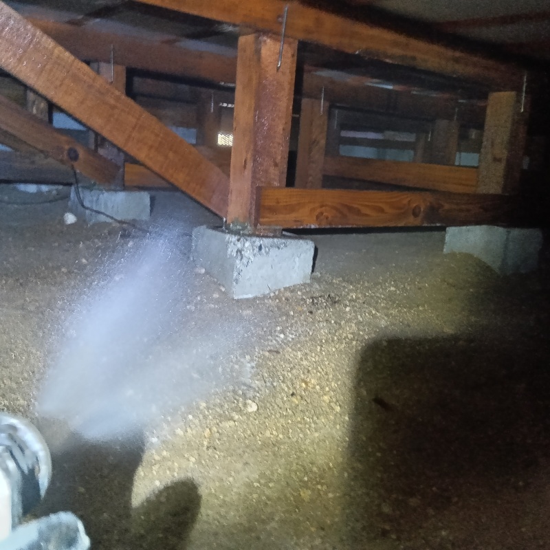 地面にシロアリ駆除剤を散布