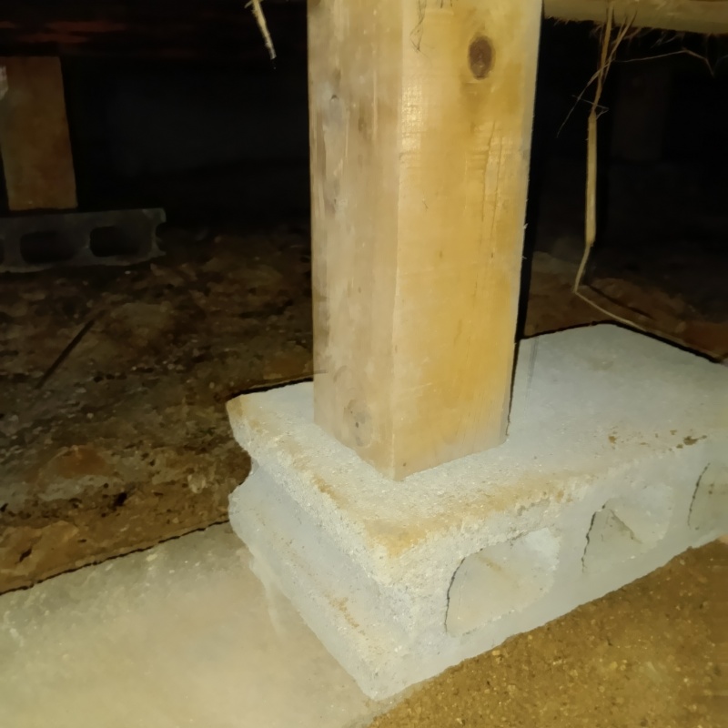 床下の木材が傷んでいる様子