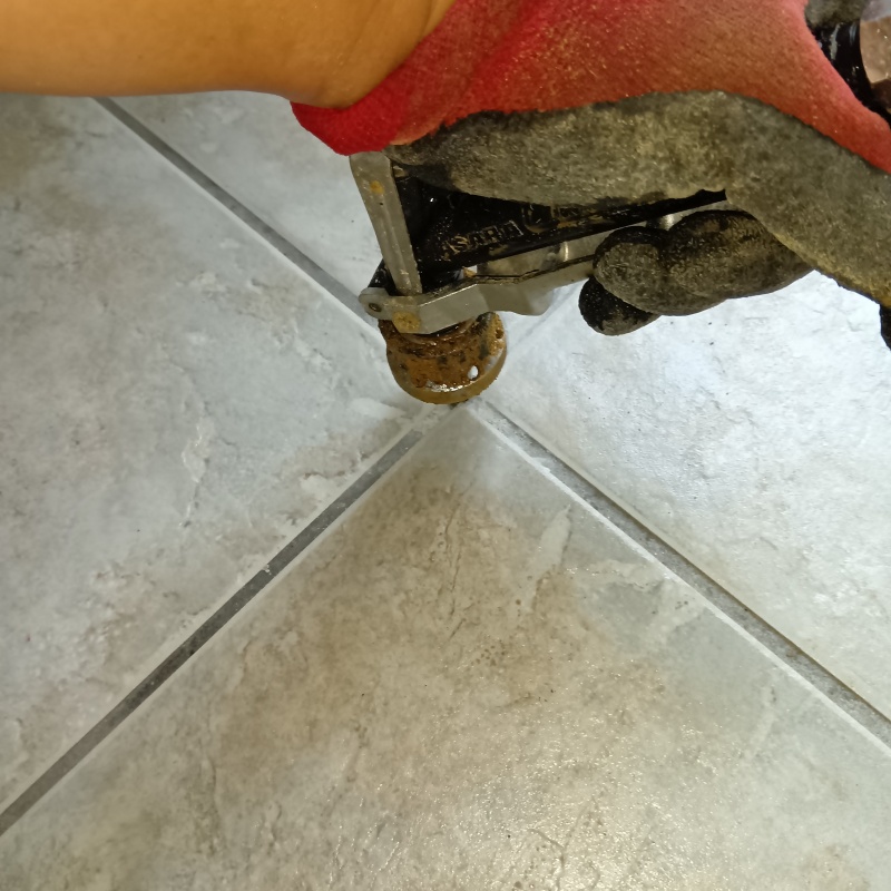 玄関床のタイルの目地からシロアリ駆除剤を注入