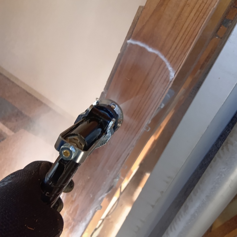 木材にシロアリ駆除剤を散布