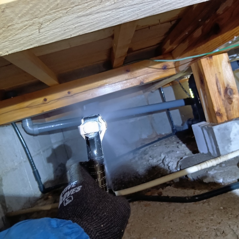 基礎にシロアリ駆除剤を散布する様子