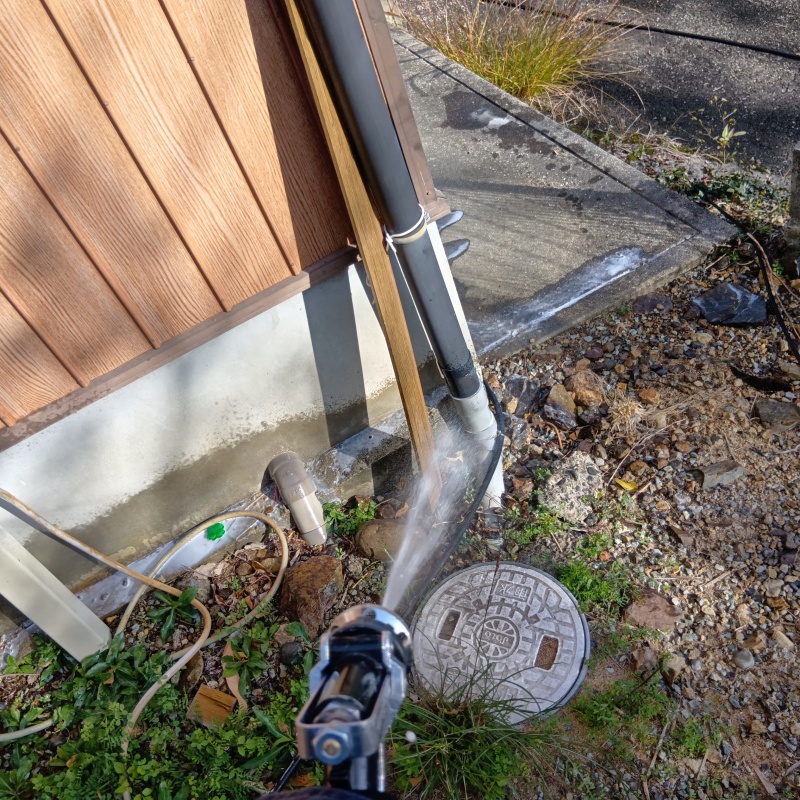 建物外周の土壌にシロアリ駆除剤を散布