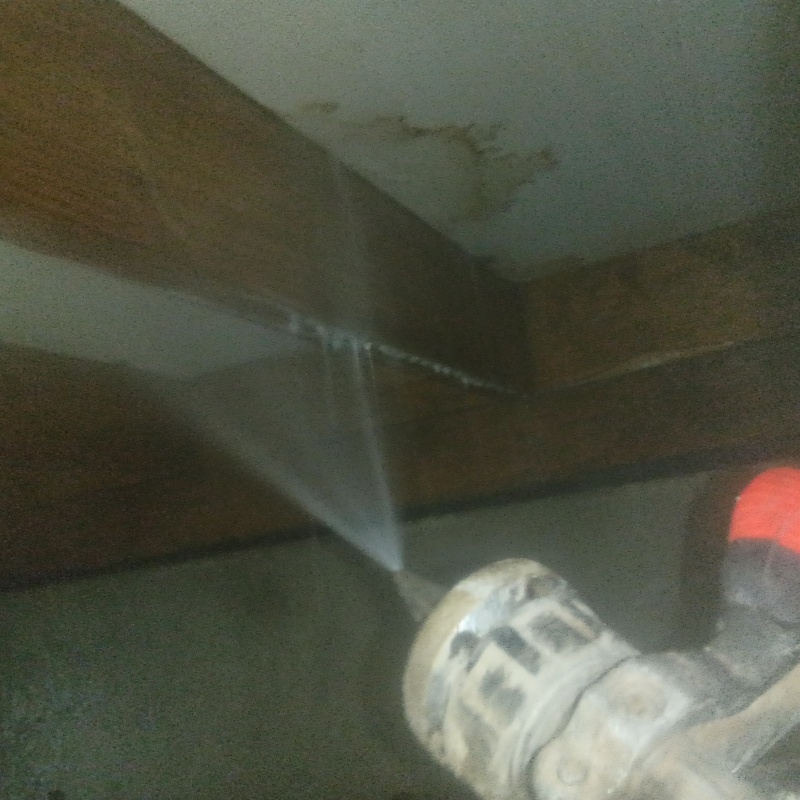 床下木材に防蟻剤を散布