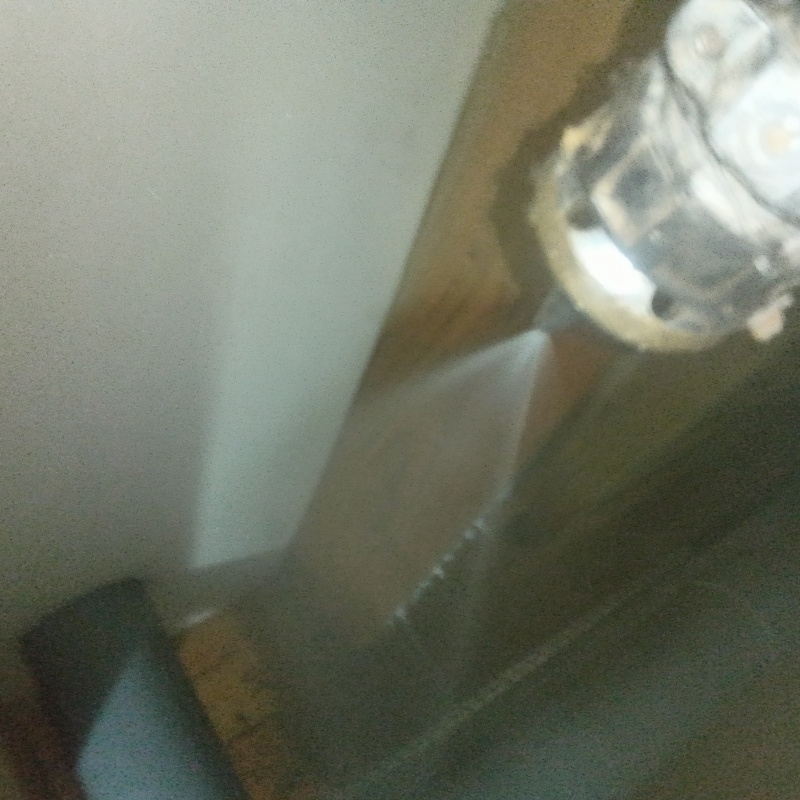 床下断熱材に防蟻剤を散布する様子