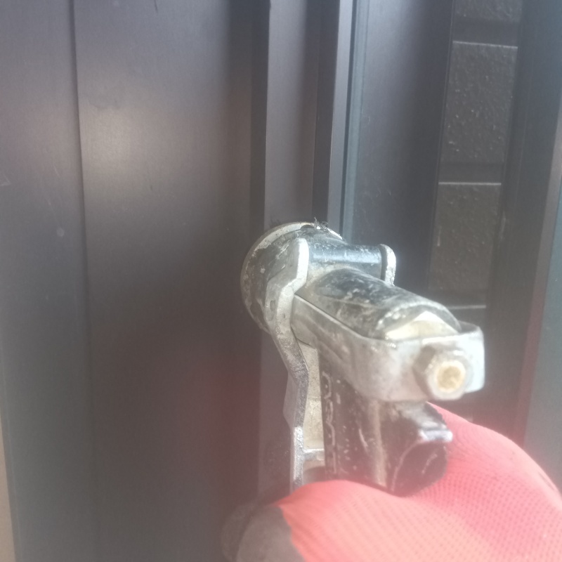 壁材に穴を開けて防蟻剤を注入