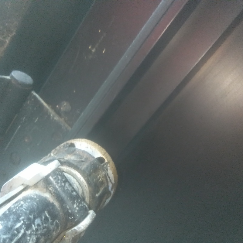 壁の内部に直接防蟻剤を注入