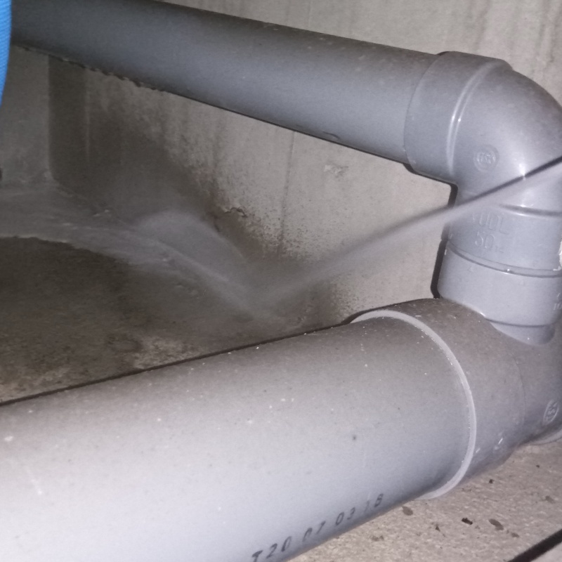 地面に防蟻剤を散布