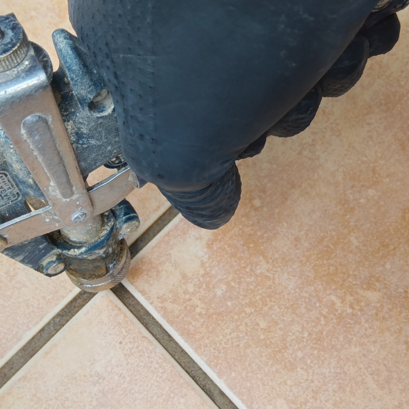 玄関床のタイルの目地から防蟻剤を注入