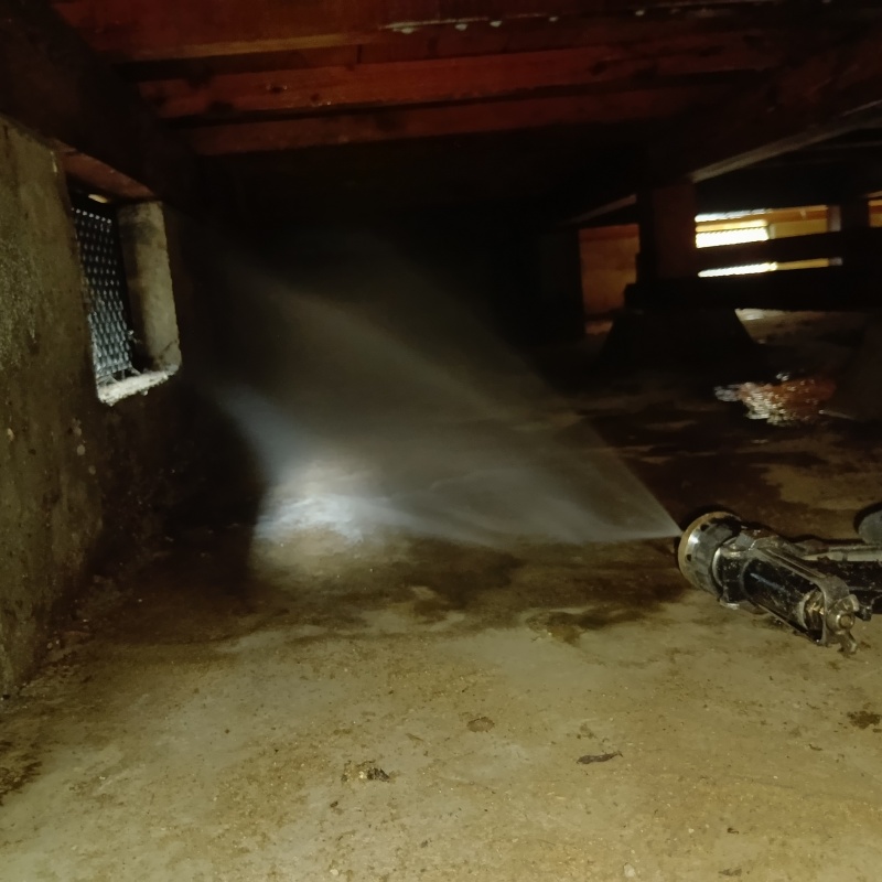 基礎にシロアリ駆除剤を散布