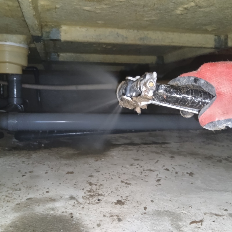 地面にシロアリ駆除剤を散布