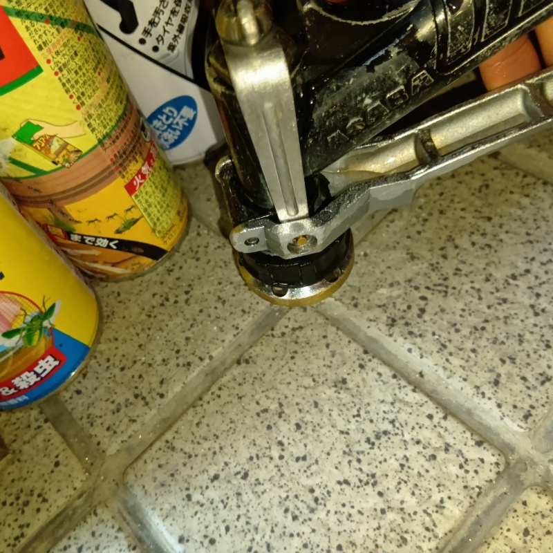 玄関床の目地に穴を開けてシロアリ駆除剤を注入