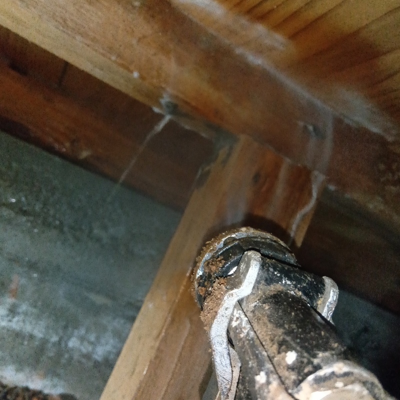 床下木材に防蟻剤を散布