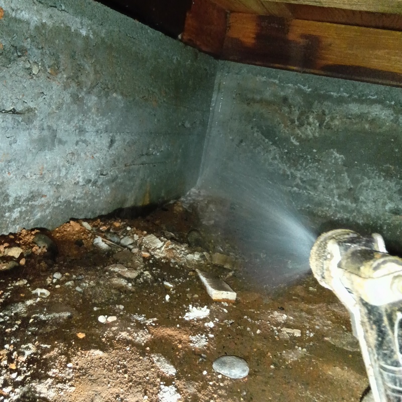 地面に防蟻剤を散布